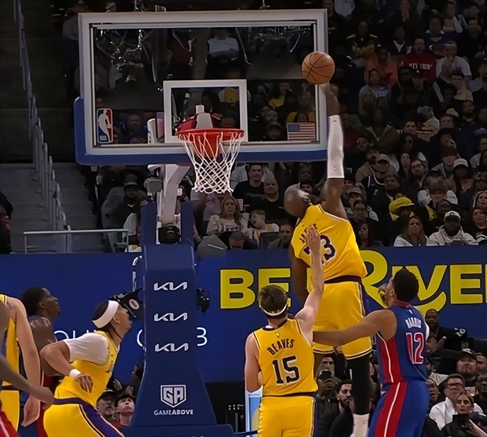 詹姆斯力挽狂澜难救主 湖人客场惜败活塞终结